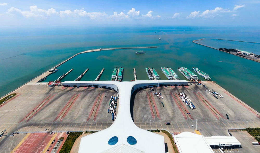 廣東省湛江市徐聞港風光（2023年5月26日攝，無人機照片）。徐聞港是瓊州海峽北岸最主要的客貨運輸港口，是連接粵港澳大灣區(qū)與海南自由貿(mào)易港的重要港口。新華社記者 鄧華 攝