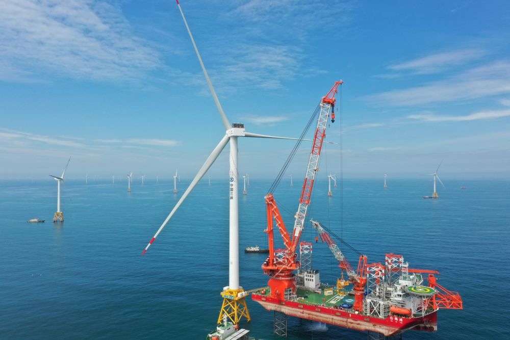 2023年6月28日拍攝的全球首臺16兆瓦海上風電機組吊裝現(xiàn)場（無人機照片）。新華社記者 林善傳 攝