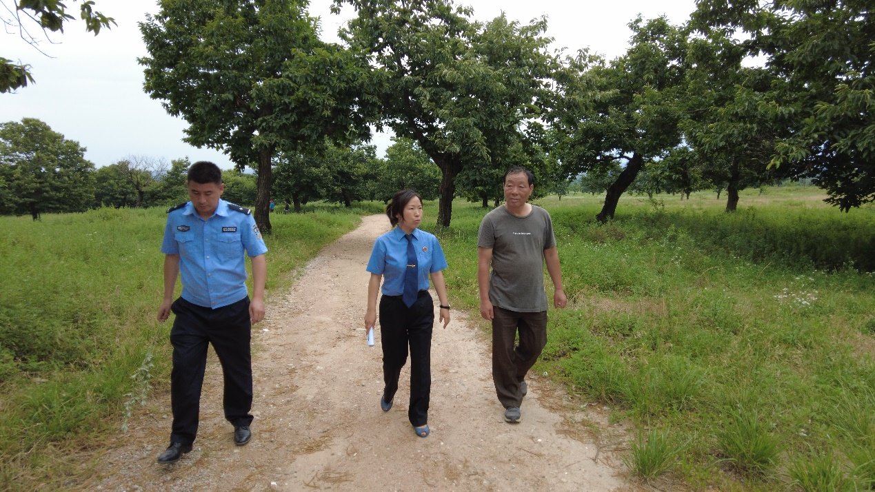 惠琳琳一行向當(dāng)?shù)卮迕窳私獍謇豕艠淙罕Ｗo(hù)情況。人民網(wǎng) 黨童攝