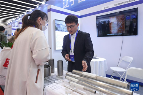 4月8日，參展商在2023中國中小企業(yè)發(fā)展大會(huì)“專精特新”中小企業(yè)展覽會(huì)上向觀眾介紹產(chǎn)品。新華社記者 龍雷 攝