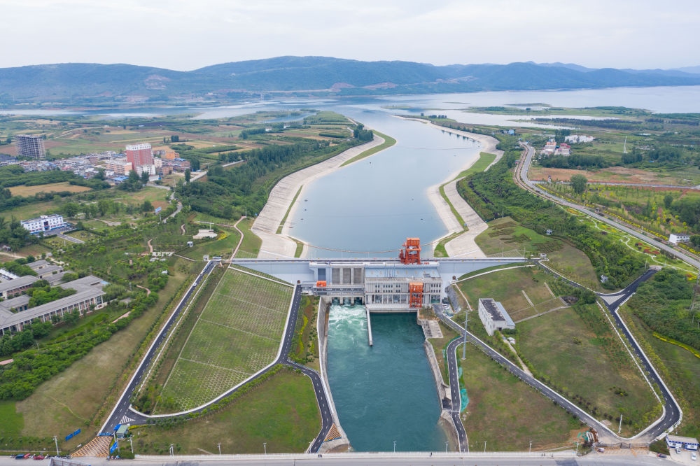 這是2021年5月20日在河南省南陽市淅川縣拍攝的南水北調(diào)中線工程陶岔渠首（無人機照片）。新華社記者 才揚 攝