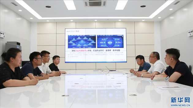 相關(guān)部門工作人員來到遼寧牧龍科技有限公司，了解企業(yè)訴求。新華網(wǎng)丁成玉攝