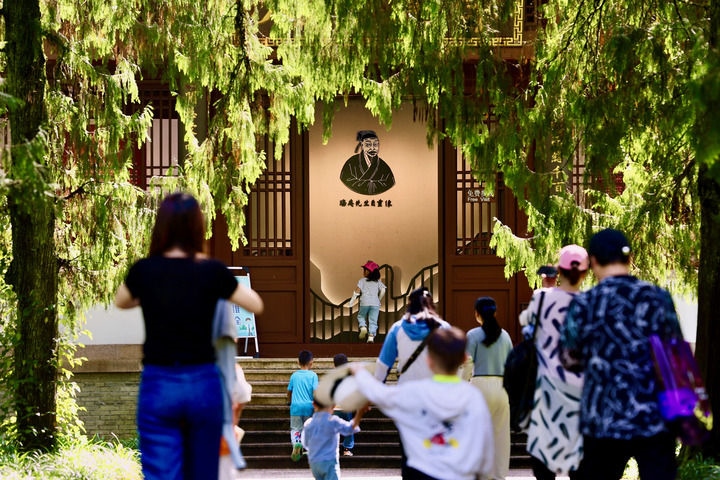 游客參觀位于福建武夷山朱熹園的武夷精舍（2022年6月6日攝）。新華社記者 姜克紅 攝