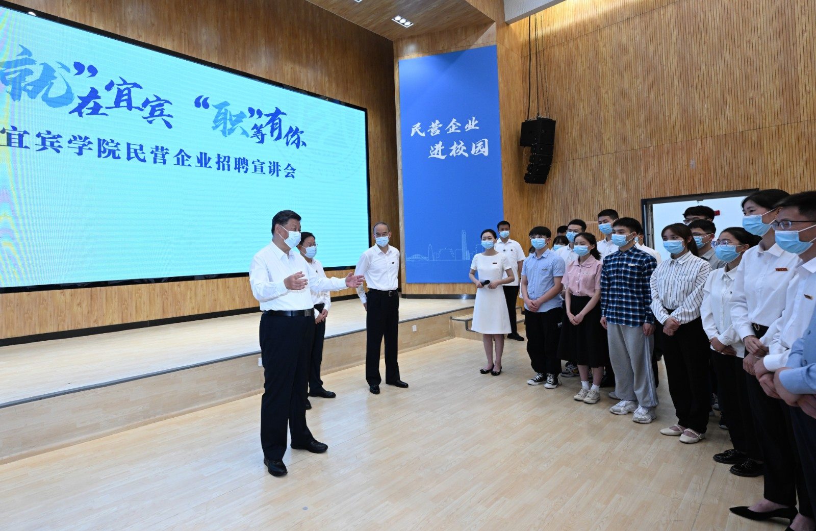 2022年6月8日，習(xí)近平總書記在四川考察。這是8日下午，總書記在宜賓學(xué)院考察時(shí)，向正在參加企業(yè)招聘宣講會的教師、學(xué)生、企業(yè)負(fù)責(zé)人了解企業(yè)招工需求和畢業(yè)生簽約率等情況。