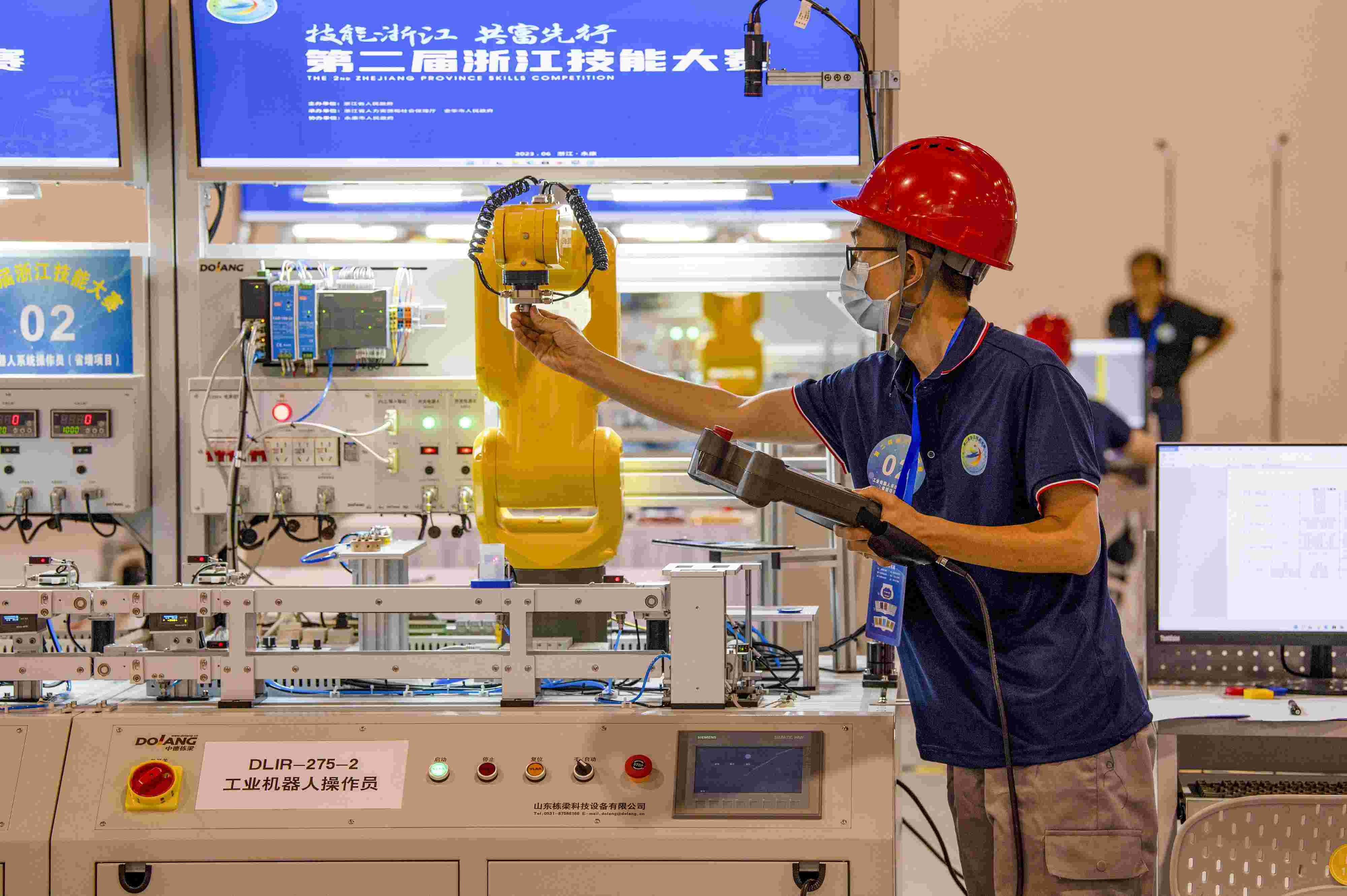 2023年6月19日，第二屆浙江技能大賽在永康市國際會展中心舉行。參賽選手在進(jìn)行工業(yè)機(jī)器人系統(tǒng)操作員項(xiàng)目比賽。