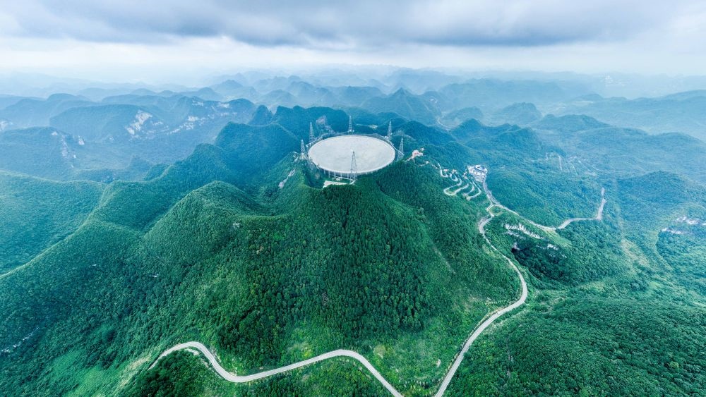 7月26日拍攝的“中國(guó)天眼”全景（維護(hù)保養(yǎng)期間拍攝）。新華社記者 歐東衢 攝