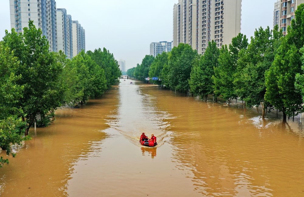 救援人員在河北省涿州市市區(qū)乘坐沖鋒舟前去轉(zhuǎn)移受災(zāi)群眾（8月2日攝，無(wú)人機(jī)照片）。新華社記者 牟宇 攝