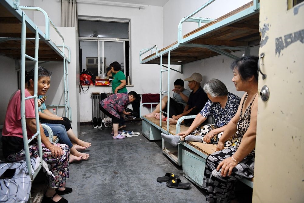群眾在河北省涿州市職教中心安置點(diǎn)內(nèi)休息（8月1日攝）。新華社記者 牟宇 攝