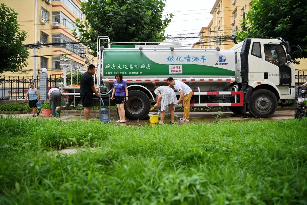 河北省涿州市新星小區(qū)居民從供水車(chē)?yán)锝铀?月4日攝）。新華社記者 牟宇 攝