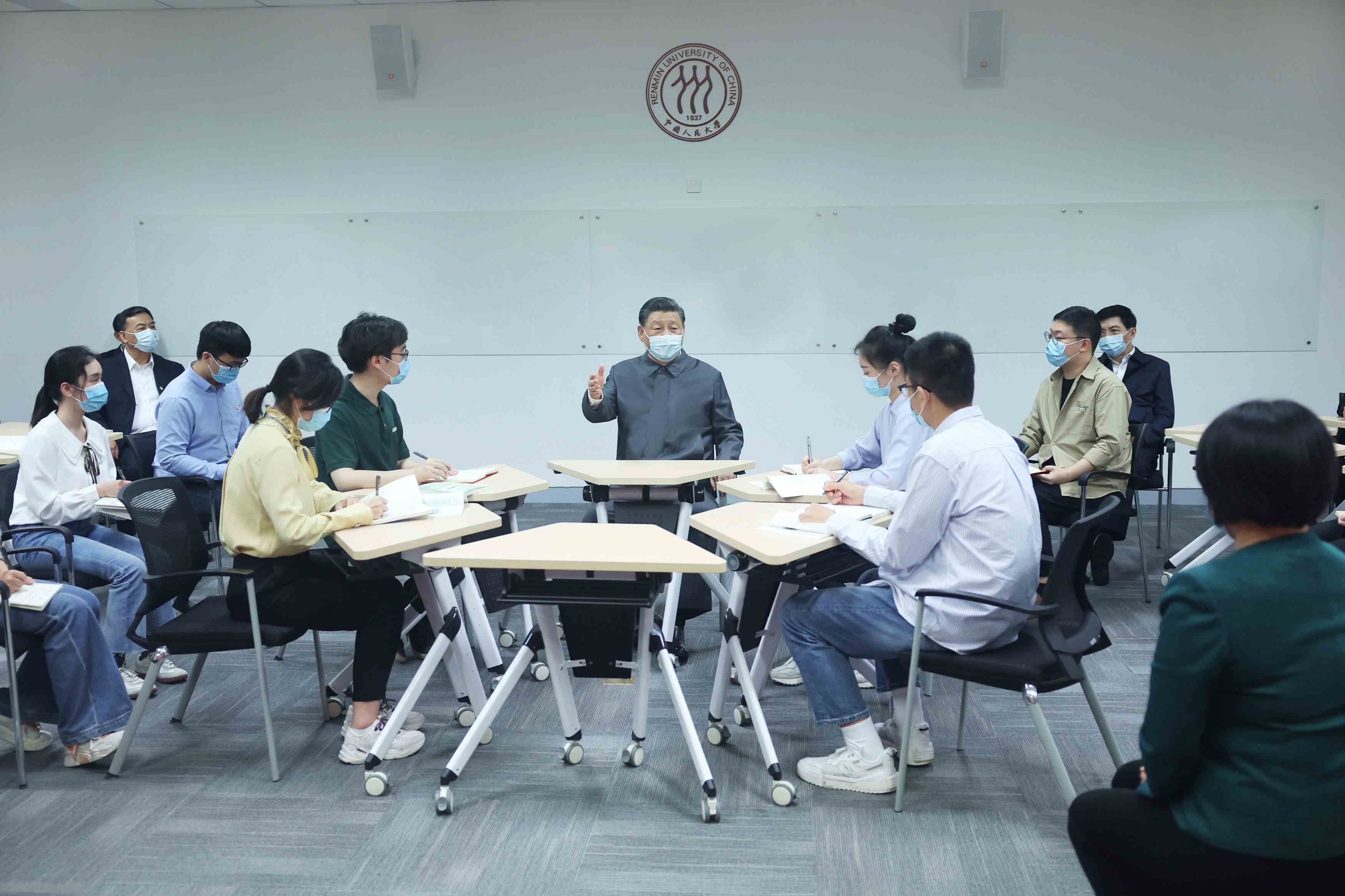 2022年4月25日，習(xí)近平總書記來到中國人民大學(xué)考察調(diào)研。這是總書記在立德樓觀摩思政課智慧教室現(xiàn)場教學(xué)并參與討論。