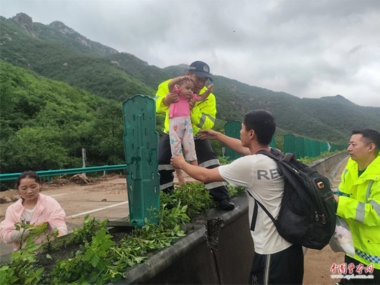 7月31日，張涿高速，高速交警涿鹿大隊(duì)民警救助洪水被困群眾。