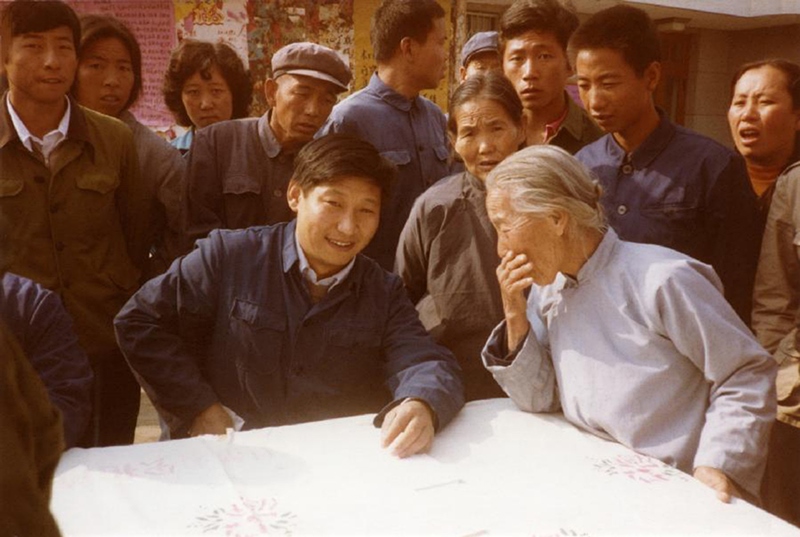 這是1983年，時(shí)任河北正定縣委書記的習(xí)近平（前排居中），臨時(shí)在大街上擺桌子聽取老百姓意見。