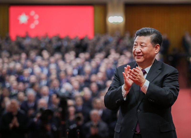 2018年12月18日，慶祝改革開放40周年大會(huì)在北京人民大會(huì)堂隆重舉行。這是習(xí)近平鼓掌向受表彰人員表示祝賀。