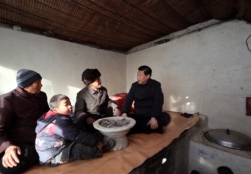 2012年12月30日，習(xí)近平在河北省阜平縣龍泉關(guān)鎮(zhèn)駱駝灣村看望唐榮斌老人一家。