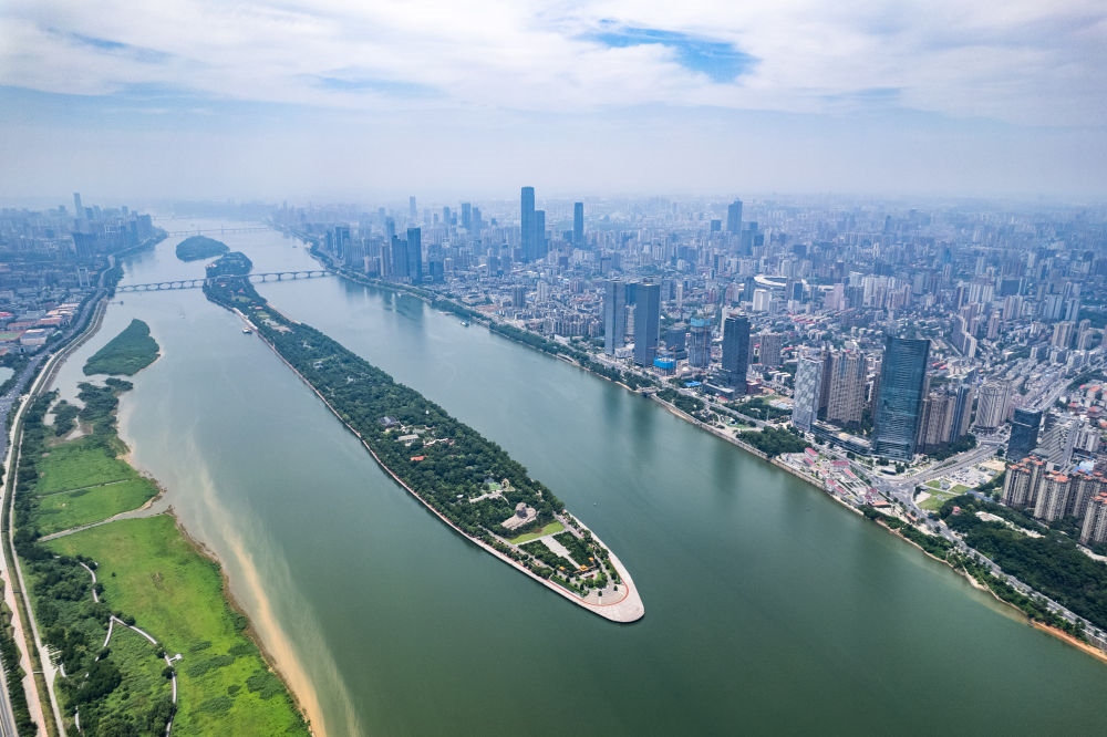 這是6月9日拍攝的長(zhǎng)沙橘子洲景區(qū)（無(wú)人機(jī)照片）。新華社記者 陳思汗 攝