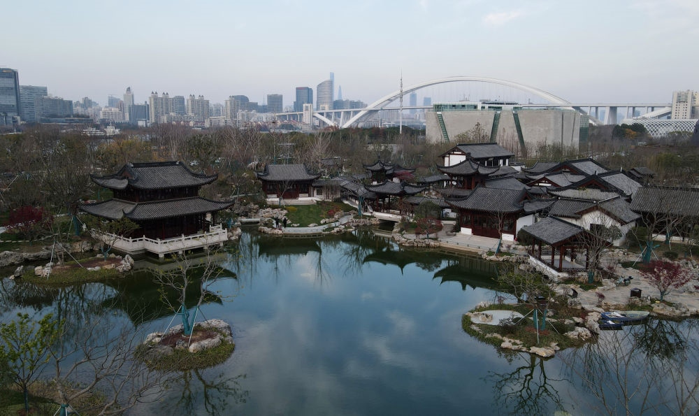 俯瞰位于浦東新區(qū)的上海世博文化公園“申園”中式園林（2021年12月20日攝，無人機(jī)照片）。新華社記者 方喆 攝
