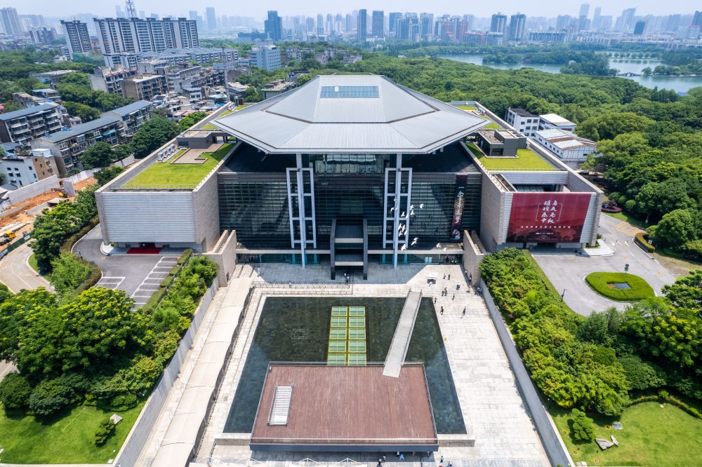 這是在長(zhǎng)沙市開(kāi)福區(qū)拍攝的湖南博物院及周邊景色（無(wú)人機(jī)照片，6月7日攝）。新華社記者 陳思汗 攝