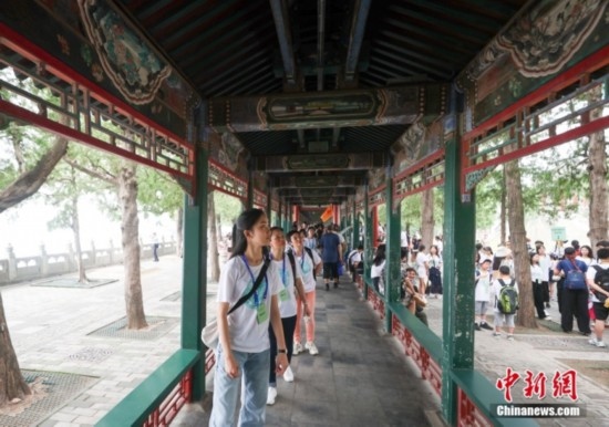圖為學(xué)員們游覽長廊。<a target='_blank' href='/'><p align=