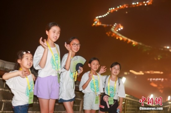8月9日晚，2023海外華裔青少年夏季研學(xué)營的學(xué)員們夜游八達(dá)嶺長城。圖為學(xué)員們在長城上拍照。<a target='_blank' href='/'><p align=