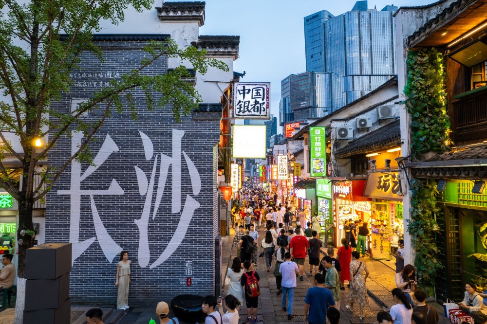 游客在長(zhǎng)沙市天心區(qū)太平老街打卡、游玩（無(wú)人機(jī)照片，6月7日攝）。新華社記者 陳思汗 攝