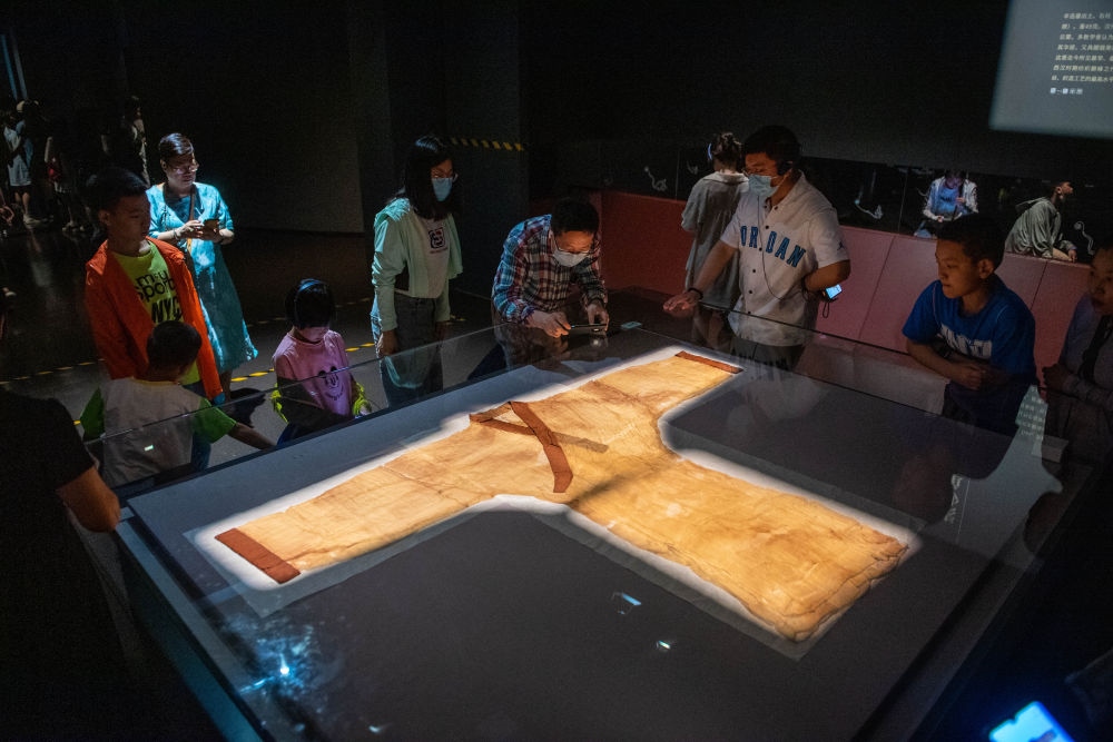 在湖南博物院，游客在參觀(guān)馬王堆漢墓出土文物“素紗單衣”（6月7日攝）。新華社記者 陳思汗 攝