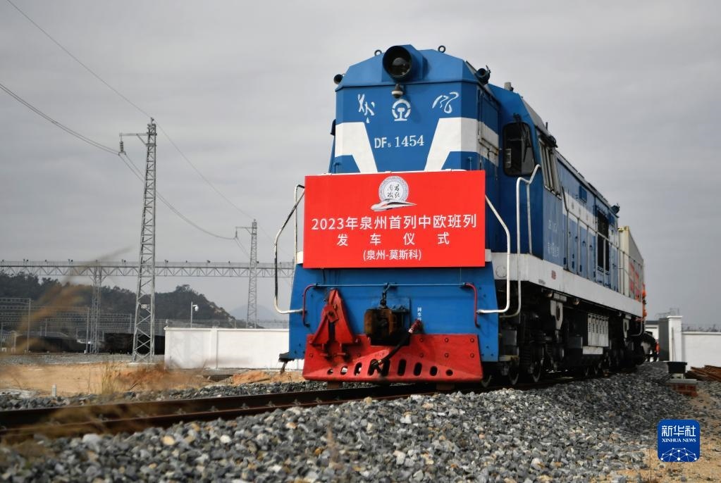 2月3日，中歐班列駛出興泉鐵路黃塘站。當(dāng)日，滿載著55個集裝箱的中歐班列，從位于福建泉州惠安縣的興泉鐵路黃塘站駛出。這是泉州今年開出的首趟中歐班列，也是興泉鐵路開通后的首趟泉州中歐班列。據(jù)了解，此次班列裝載產(chǎn)品主要來自泉州進(jìn)出口企業(yè)，貨重601.4噸，貨值約262.5萬美元。新華社記者 魏培全 攝
