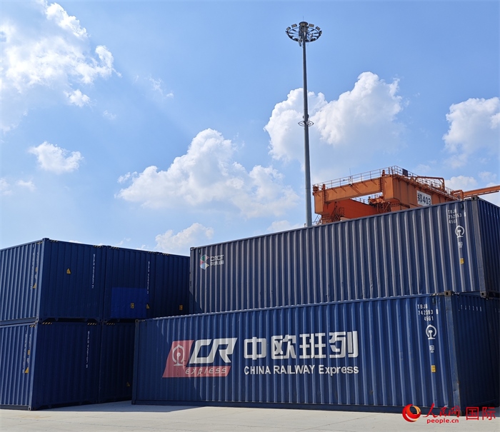 8月3日，中歐班列（中豫號(hào)）集裝箱在鄭州車站海關(guān)等候查驗(yàn)。人民網(wǎng) 崔譯戈攝