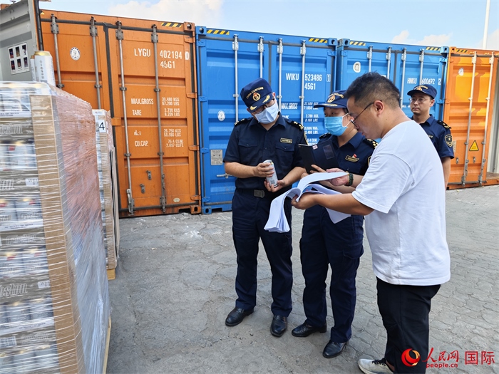 8月3日，鄭州車站海關(guān)工作人員在查驗(yàn)報(bào)關(guān)貨物。人民網(wǎng) 崔譯戈攝