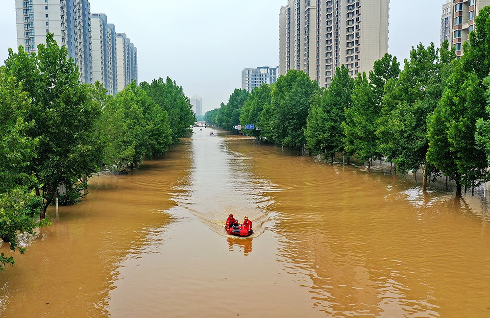 2023年8月2日，救援人員在河北省涿州市市區(qū)乘坐沖鋒舟前去轉(zhuǎn)移受災(zāi)群眾。