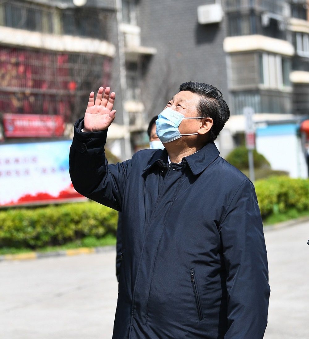 2020年3月10日，習(xí)近平總書記在湖北省武漢市東湖新城社區(qū)考察時，向在家隔離居住的居民揮手致意、表示慰問。