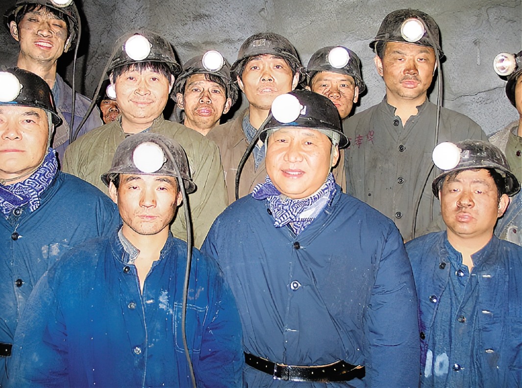 2005年1月26日，習(xí)近平在浙江省湖州市長興縣長廣煤礦井下慰問煤礦工人。