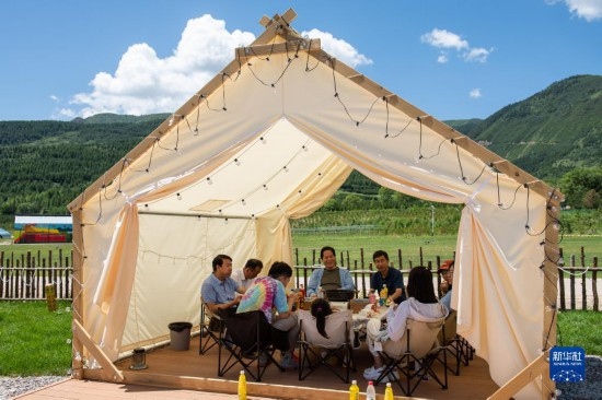 8月12日，游客在寧夏固原市涇源縣大灣鄉(xiāng)楊嶺村品嘗當(dāng)?shù)孛朗?。新華社記者 李旭倫 攝