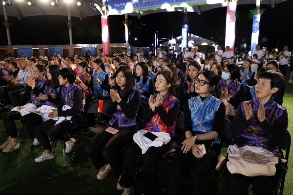 第三屆中國女子圍棋名人戰(zhàn)本賽32棋手悉數(shù)亮相開幕式。人民網(wǎng)記者 李乃妍攝