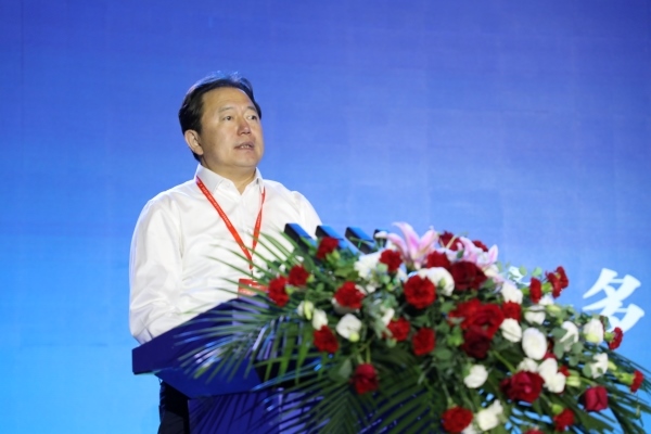鄂爾多斯市委常委、伊金霍洛旗委書記華瑞鋒致辭。人民網(wǎng)記者 李乃妍攝