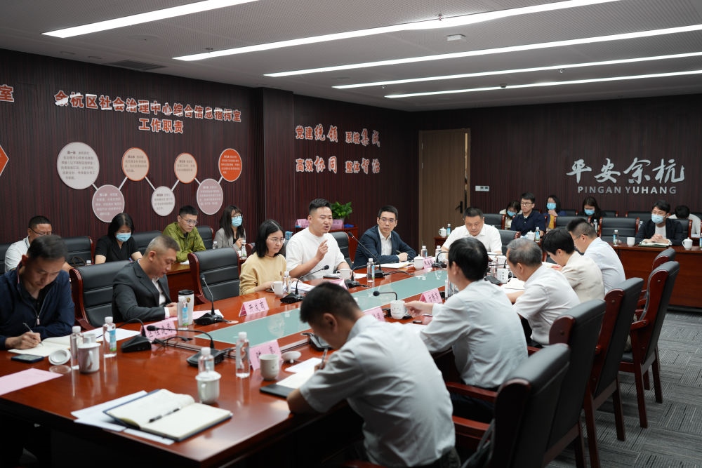 浙江省信訪局領(lǐng)導(dǎo)和相關(guān)領(lǐng)導(dǎo)組成的下訪團在杭州市余杭區(qū)社會治理中心接受群眾上訪（5月25日攝）。新華社記者 翁忻旸 攝