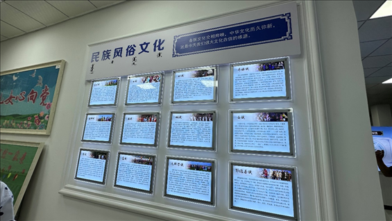 社區(qū)服務(wù)中心內(nèi)民族風(fēng)俗文化墻。人民網(wǎng)記者 金洪花攝