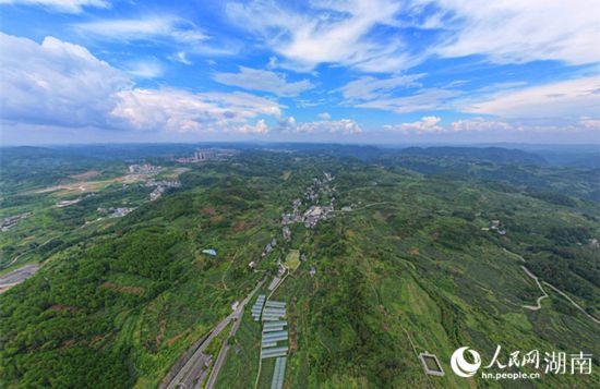 群山環(huán)抱的菖蒲塘村。 人民網(wǎng)記者 劉賓攝