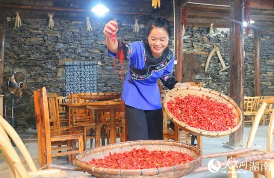 村民李霞返鄉(xiāng)從事餐飲業(yè)。 人民網(wǎng)記者 劉賓攝