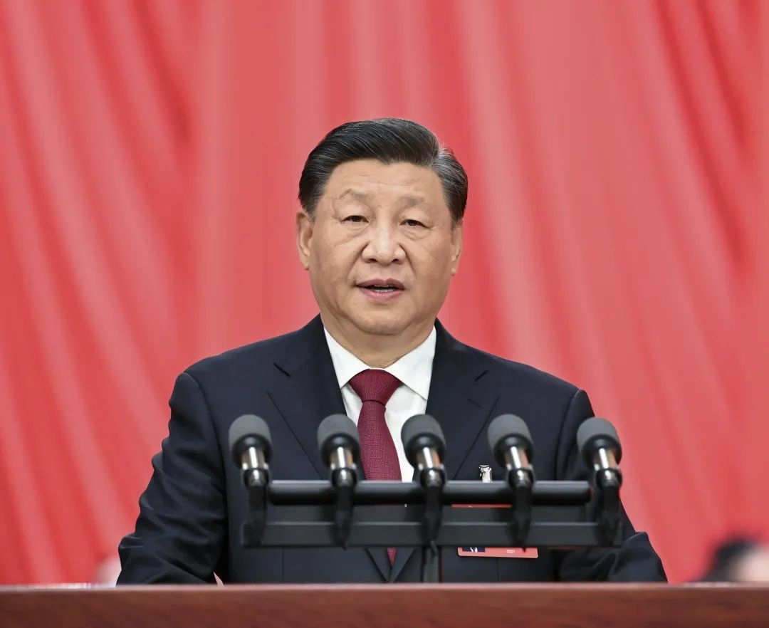 2022年10月16日，中國共產(chǎn)黨第二十次全國代表大會在北京人民大會堂開幕。習(xí)近平代表第十九屆中央委員會向大會作報告。圖/新華社記者 饒愛民 攝