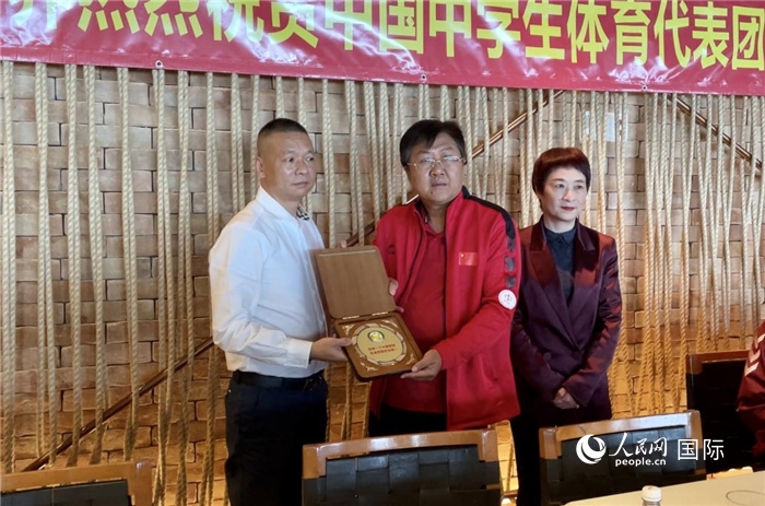 巴西中國和平統(tǒng)一促進(jìn)會(huì)會(huì)長王俊曉向中國中學(xué)生體育代表團(tuán)團(tuán)長劉立新贈(zèng)送紀(jì)念品。人民網(wǎng)記者 宋亦然攝