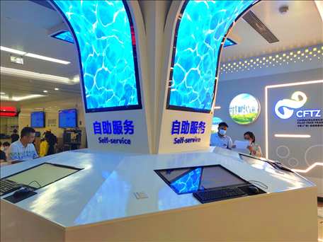 市民在中國(guó)（廣西）自由貿(mào)易區(qū)南寧片區(qū)綜合服務(wù)大廳辦理業(yè)務(wù)。人民網(wǎng) 付華周攝