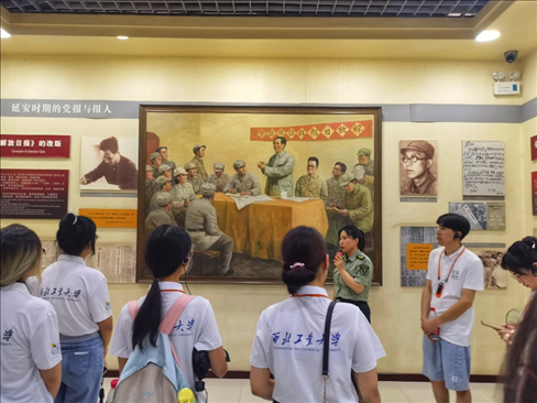 中外學(xué)生在延安參觀博物館。學(xué)校供圖