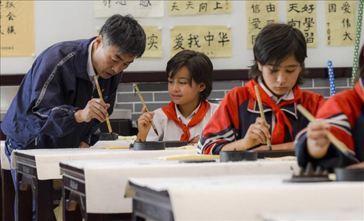 △新疆疏附縣托克扎克鎮(zhèn)中心小學(xué)書法教室內(nèi)，同學(xué)們正在學(xué)習(xí)寫毛筆字。
