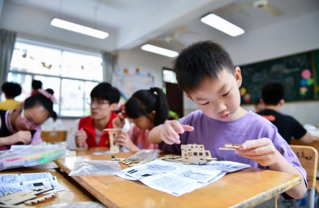 △今年7月，在浙江余姚市舜北小學(xué)暑托班內(nèi)，孩子們制作太陽(yáng)能科學(xué)實(shí)驗(yàn)裝置。