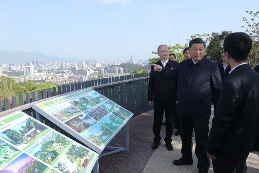 2021年3月24日，習近平在福建福州福山郊野公園觀景平臺，聽取城市生態(tài)公園規(guī)劃建設、城市水系綜合治理情況匯報。