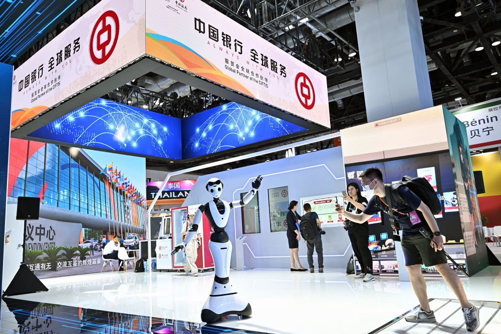 9月1日，媒體記者在國(guó)家會(huì)議中心中國(guó)銀行展臺(tái)拍攝一款迎賓接待機(jī)器人。新華社記者 李鑫 攝