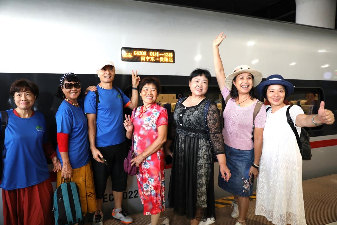 在南寧東站，旅客與貴南高鐵首發(fā)列車合影。 林祥云攝
