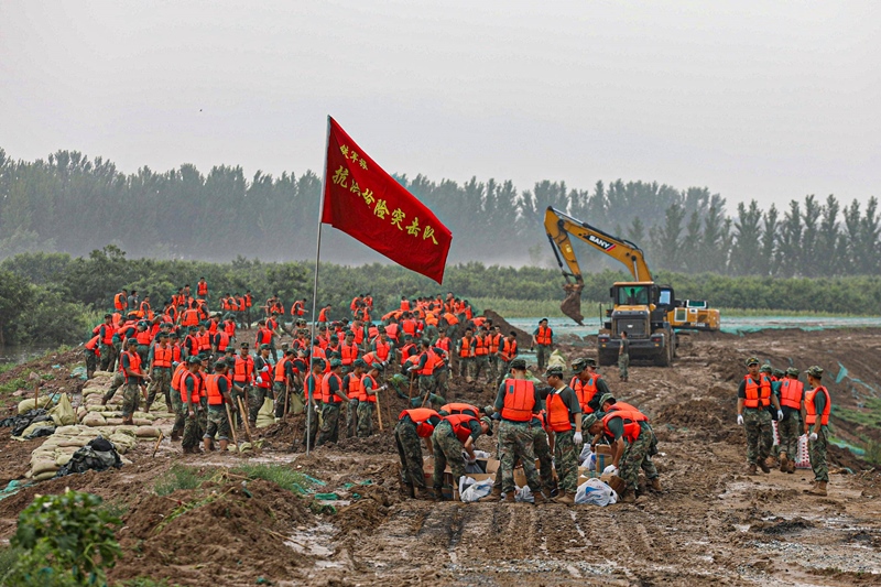 △2023年8月2日，中部戰(zhàn)區(qū)陸軍第82集團(tuán)軍“鐵軍旅”官兵在河北省高碑店市白溝河任務(wù)區(qū)加固岸堤。
