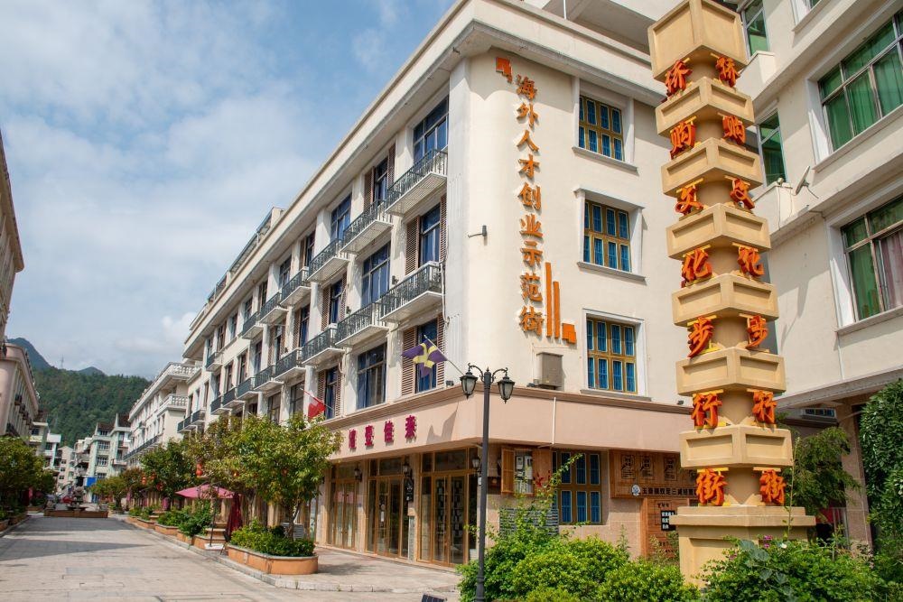 浙江溫州文成縣玉壺鎮(zhèn)是全國著名僑鄉(xiāng)。近年來，當?shù)胤e極搭建平臺，吸引華僑回鄉(xiāng)創(chuàng)業(yè)。圖為該鎮(zhèn)的海外人才創(chuàng)業(yè)示范街