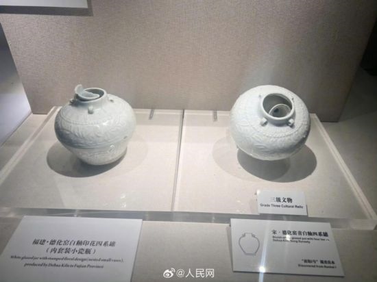 福建德化窯白釉印花四系罐（左）。人民網(wǎng)記者 李娜攝